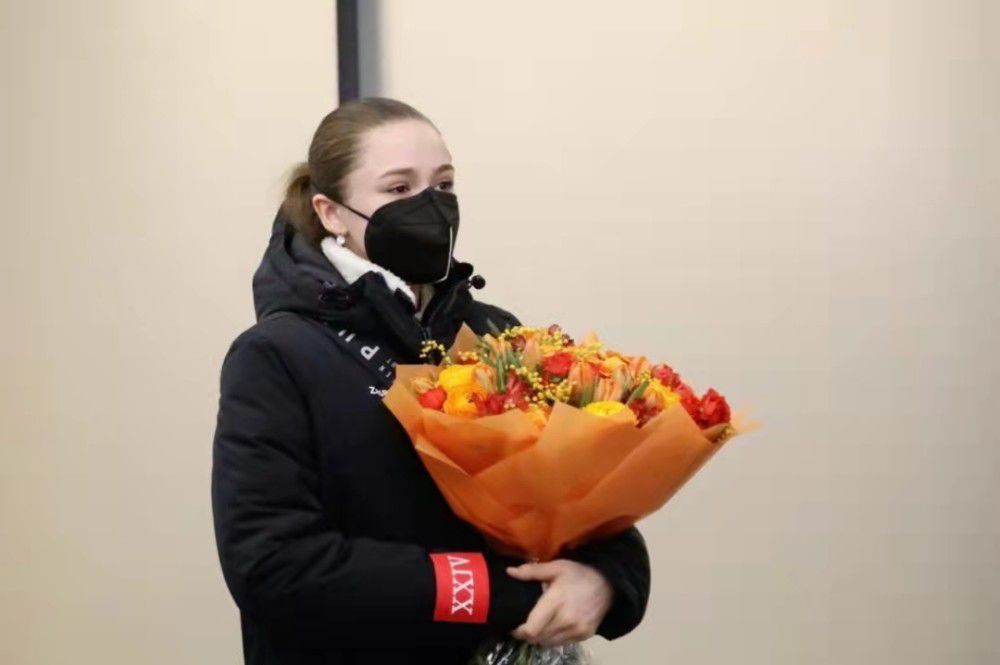 人类将四只兔子遗落在了月球之上，所幸它们被嫦娥收养。嫦娥是一名尺度的“土肥圆”，却善于易容，老是将本身服装得闭月羞花，以棍骗众人芳心。四只兔子和嫦娥相依为命，耳闻目睹之下，兔子们天然“进了伙”，成了嫦娥的爪牙。                                  年夜熊哈比一向以来都将嫦娥视作本身心目中的女神，为了一睹女神真容，它不吝亲身前去月球，却发现嫦娥的面貌和它在收集上所看到的年夜相径庭。一怒之下，哈比绑架了